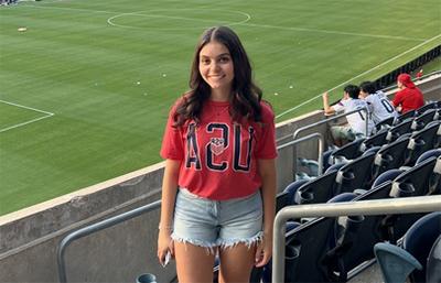 Olivia Hurt, 平面设计er for U.S. 足球, at Soldier Field in Chicago.